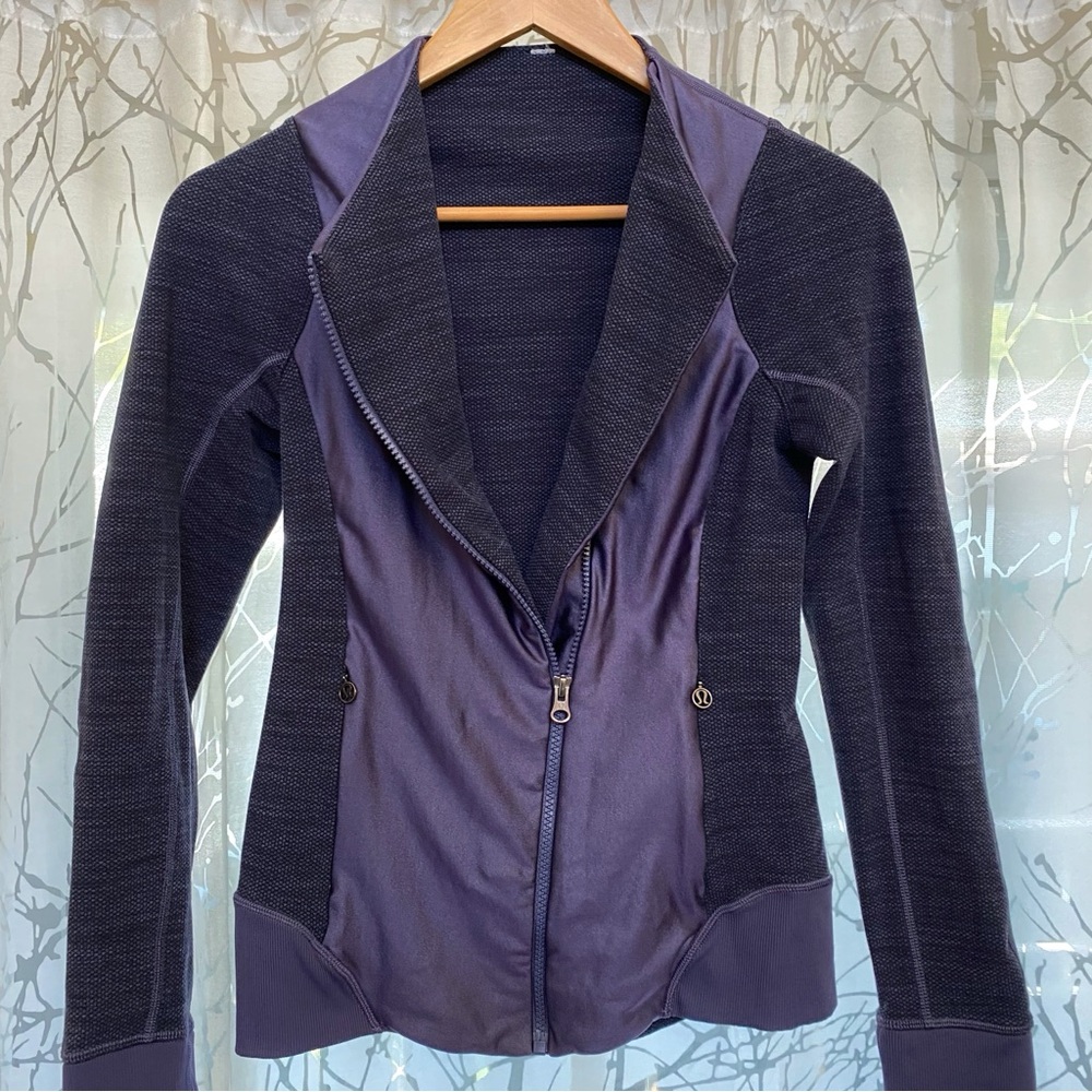 Lululemon black grape purple Emerge Renewed sideways zipper zip up Jacket - Picture 2 of 10